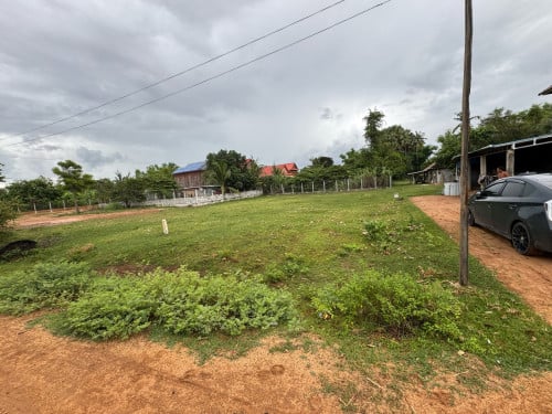 ដីលក់​ចចារលក់​  ជិតផ្សារសាលាលេខប្រាំ​