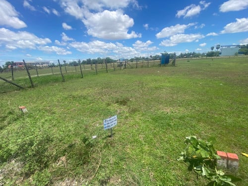 ដី​លក់​ ទីតាំងនៅក្បែរផសារបាត់ដឹង​ ទល់មុខនឹង​រមណីយដ្ឋាន​ភូមិ​51តែម្តង​ 5*20