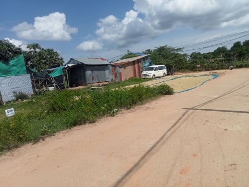 ដីលក់បន្ទាន់ ៤ពីផ្សារក្រោម បេតុង