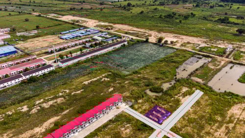 ដីឡូរ ក្នុងបុរី East Land And Home