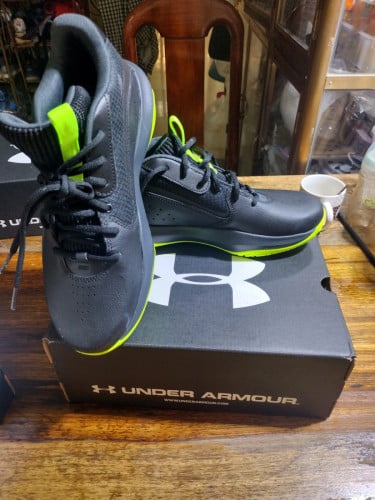 ស្បែកជើង Underamour original made in veitnam