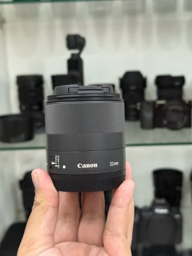 Canon M 32mm F1.4 STM (99.99%)