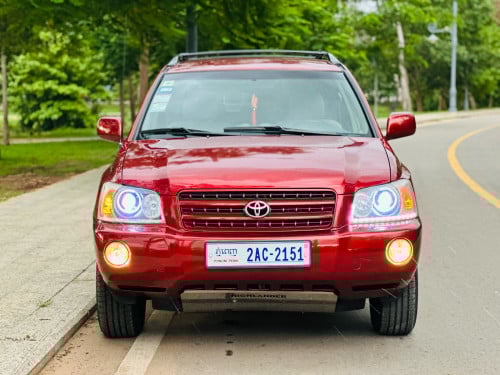 ជំរាបសួរបងប្អូនខ្ញុំលក់ឡានមួយគ្រឿងម៉ាកToyota Highlander ឆ្នាំ2003ប៉ុង1មាសុីន4កូថក្រញ៉ាញ់តែខ្មៅ12900