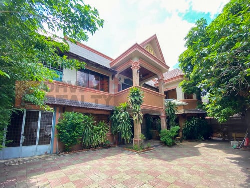 🏡 7 Bedrooms villa available for rent in Toul Kork area.