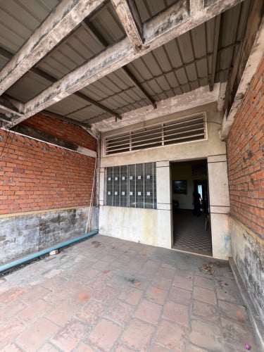 ជួលឬលក់ ផ្ទះល្វែងជាន់ទី៣ ក្រោយ សណ្ឋាគារ Hayat Regency