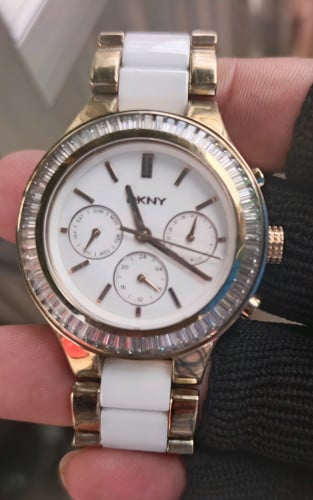 នាឡិការ DKNY