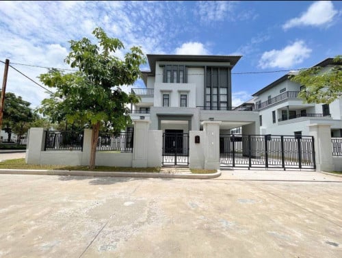 Corner villa Queen for rent at borey Chipmong 598