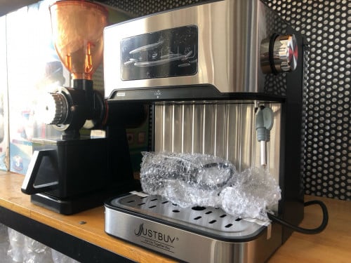 Coffee machine with a grinder