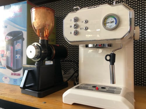 One coffee expresso machine with one grinder