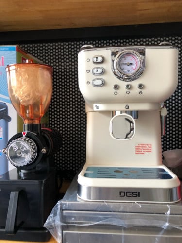 Set grinder with coffee machine
