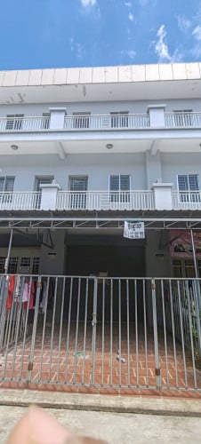 ផ្ទះល្វែង​ 2 ជាន់ 3 បន្ទប់គេង