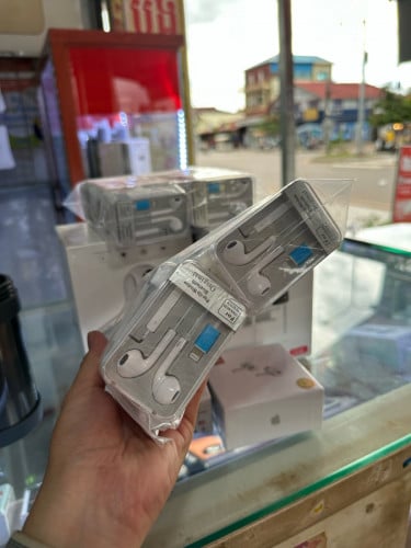 កាស់ iPhone ( ធានាសម្លេងពិរោះ​ អេម) តម្លៃល្អ 3$