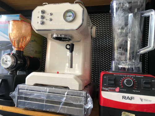 Set grinder , blender and coffee machine