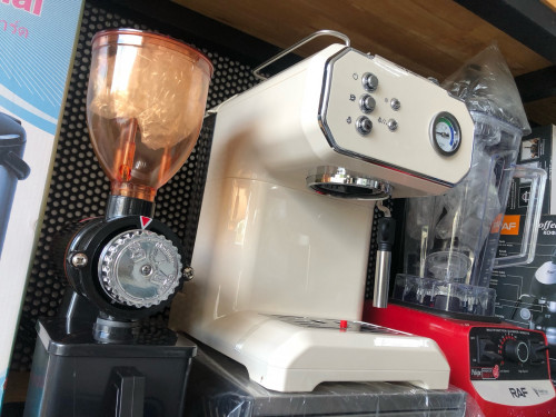 Set grinder , blender and coffee machine