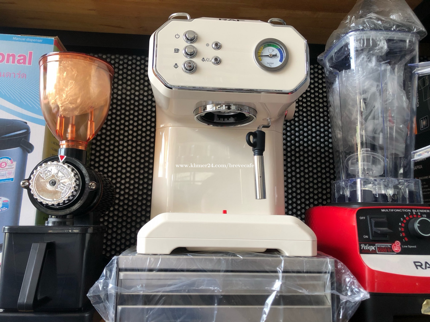 Set grinder , blender and coffee machine