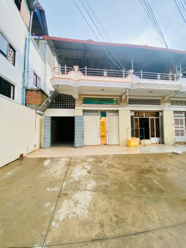 ផ្ទះល្វែងកណ្តាលក្រុង មានឃ្លាំងជាប់ចំហៀងផ្ទះអាចប្រើប្រាស់សម្រាប់ស្តុកទំនិញ ឬចំណតរថយន្តបាន