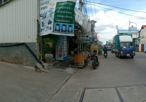 រកស៊ីជាប់ផ្លូវកែងមុខព្រលាន ជិតស្ពានអាកាសចោមចៅ