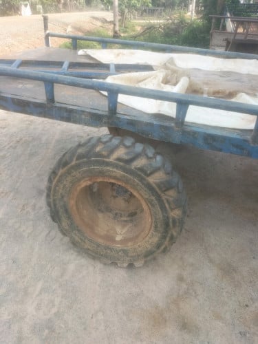 រម៉ក ត្រាក់ទ័ លក់