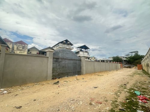 ដីលក់បន្ទាន់នៅចោមចៅទី៣ ៖