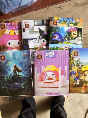 មានសៀវភៅសរេសរនឹង សម្ភារសិក្សាការ