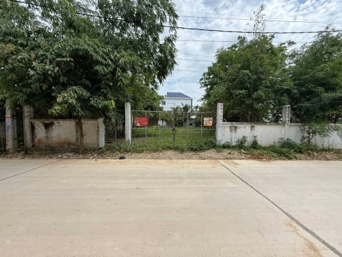 ដីកែងលក់នៅជិតវត្តក្រាំងធ្នង់