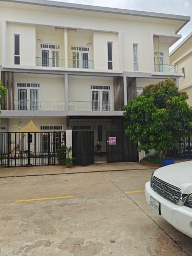 វីឡាកូនកាត់សម្រាប់ជួលនៅបុរីឌឹហ្លរ៉ា 300$ per month / LA Villa for rent at Borey The Flora (6A)