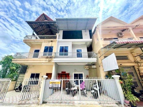 💥វីឡាកូនកាត់ មានរបង លក់បន្ទាន់ខ្លាំង! ជិតផ្សារច្រាំងចំរេះ និង ជីបម៉ុង 598