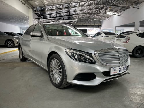15 Mercedes-Benz C200 models, with panoramic sunroof and long-wheelbase version.