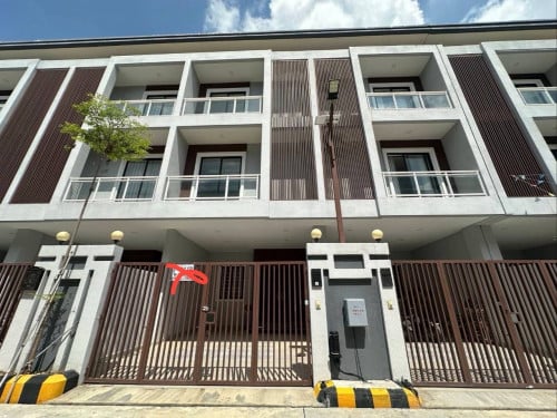 Link Villa for sale at Borey La Plamវីឡាកូនកាត់សំរាប់លក់នៅបុរី LA Palm Resident