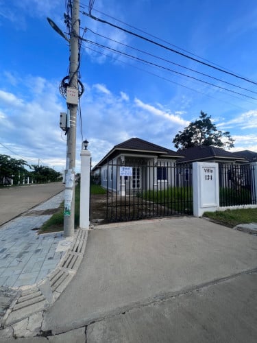 ផ្ទះវីឡាទោលកាច់ជ្រុងជួរទី1នៃបុរី Golden princess