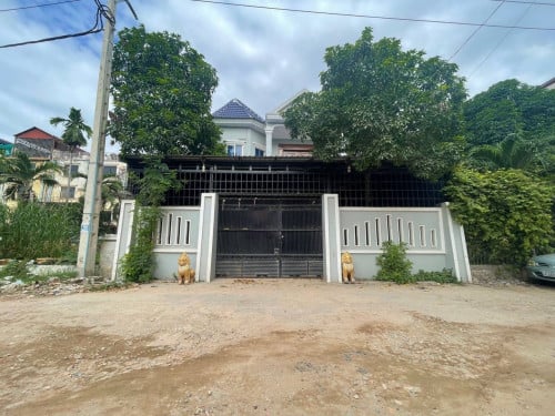 ផ្ទះវីឡាលក់បន្ទាន់ នៅសង្កាត់បឹងទំពន់ 700mពីវត្តសន្សំកុសល