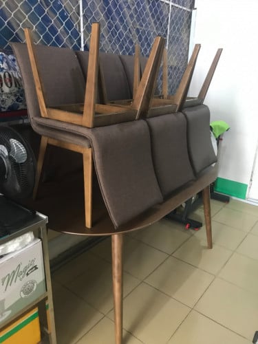 Vente d'une table avec 6 chaises