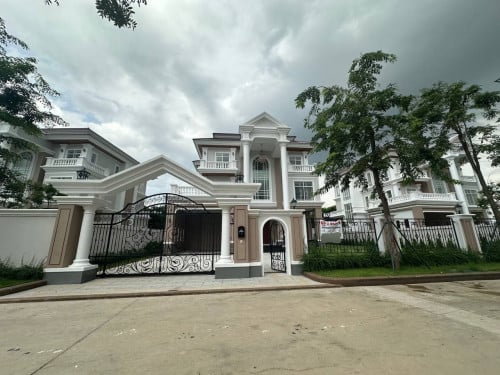 Villa Queen លក់បន្ទន់ 1850000$ at Peng Huot, Boeng Sana