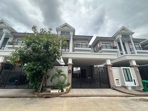 Villa Twin for urgent sale at Peng Huot, Boeng Sana 32000$ (Negotiate)