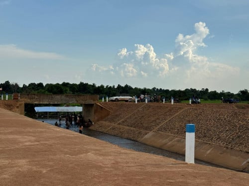 ដីអាចធ្វើរីសតបាន សម្រាប់លក់ • 45 ហិកតា ជាប់ប្រឡាយមេធំសន្ទុក