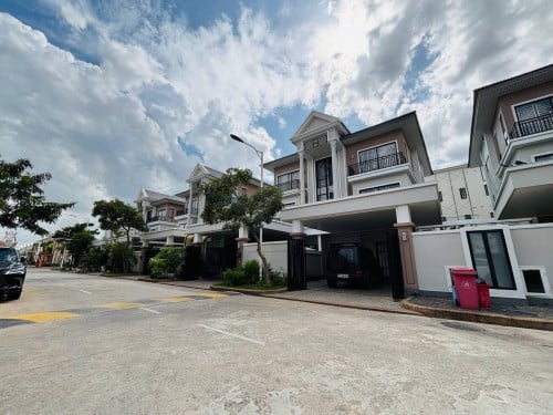 Twin Villa For Rent in Peng Houth Boeng Snor