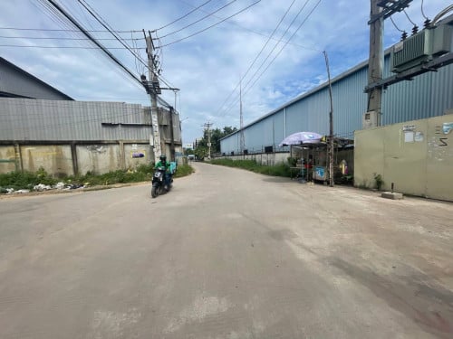 ដីនិងឃ្លាំងលក់បន្ទាន់