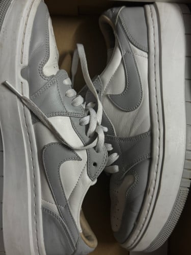 ស្បែកជើង