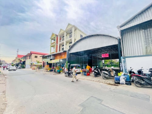 ដីឃ្លាំង​ សម្រាប់លក់