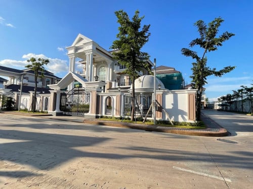 វីឡាឃីងអេកែងសម្រាប់លក់ | KING A VILLA FOR SALE (បុរីប៉េងហួត​ ដឹស្តាមេរាហ្គាដិន​ ៥០ម៉ែត្រ​)