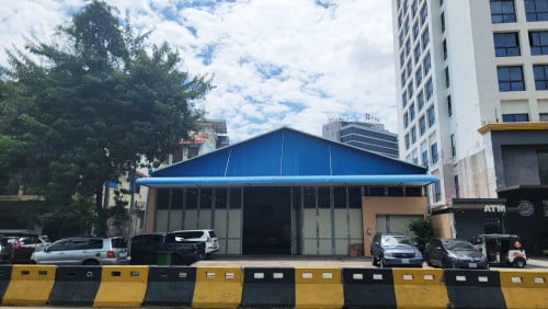 ឃ្លាំងសម្រាប់ជួលលើផ្លូវធំ តំបន់ប្រជុំជន | Warehouse for Rent on Main Road in a Populated Area