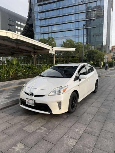 Car for sale Prius option 3 year 2012 color white not hit new machine