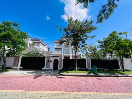 វីឡាឃ្វីនកែង មានអាងហែល លក់ឬជួល