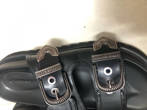 ស្បែកជេីង1ទឹក នៅថ្មី98% ម៉ាកប្រេន Charles & Keith ( ឆាលី អ៊េន ឃីត )  ធានាមិនកន្លែងទាល់ទេ ដូចថ្មី