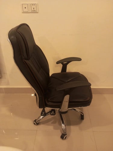 💥កៅអីអង្គុយធ្វើការ office ខូចបូមនិងស្នាមថ្នេរបន្តិចចង់លក់វិញ 55$