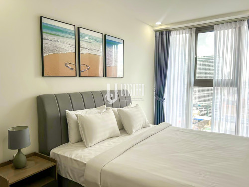 Modern Three Bedrooms Condo On High Floor For Rent At The Peak