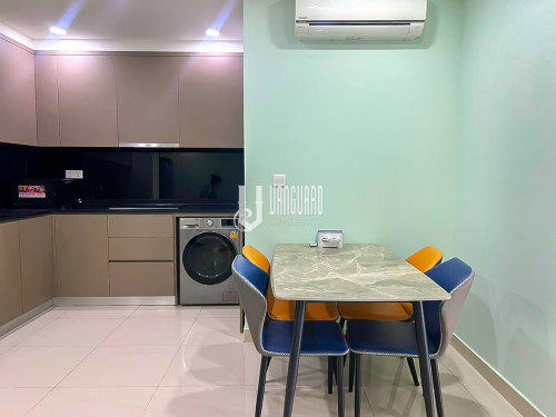 Modern Three Bedrooms Condo On High Floor For Rent At The Peak