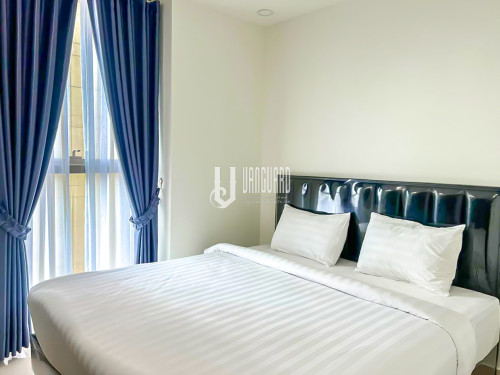 Modern Three Bedrooms Condo On High Floor For Rent At The Peak