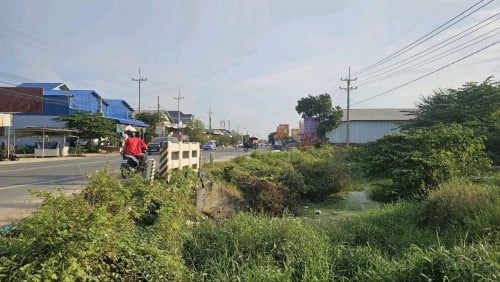 ដីលក់ជាប់ផ្លូវជាតិ