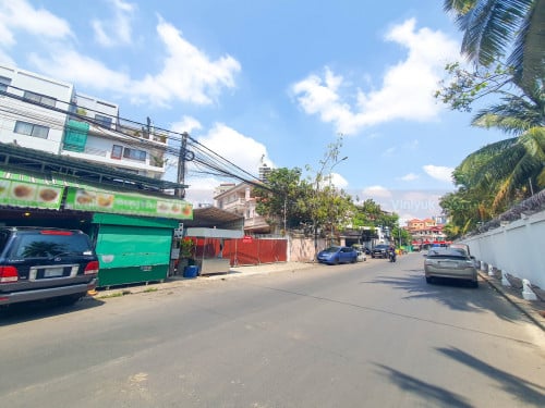 ដីលក់ នៅក្បែរផ្លូវម៉ៅសេទុង និងស្ថានទូតចិន